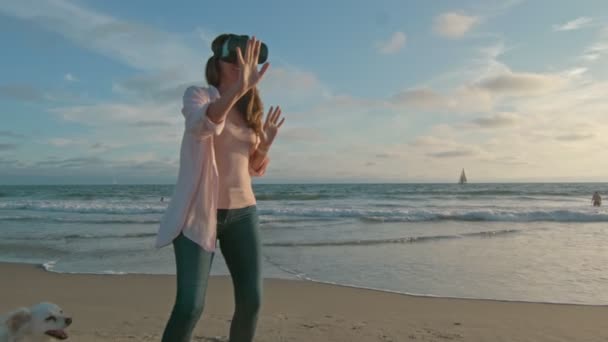 Γυναίκα που φοράει γυαλιά VR δίπλα στον ωκεανό — Αρχείο Βίντεο