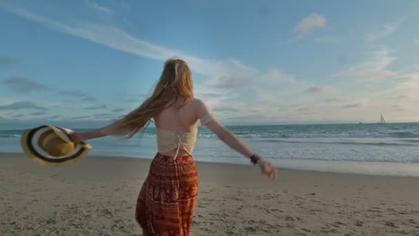 Αργή κίνηση της γυναίκας στην παραλία χαμογελά στην κάμερα και κινείται γύρω — Αρχείο Βίντεο