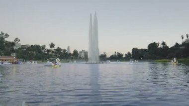 Echo Park-Los Angeles 'taki göl bölgesinde günden geceye zaman aşımı