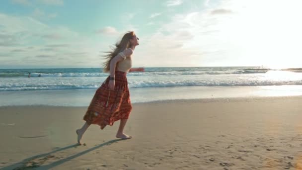 Movimiento lento de la mujer joven corriendo en la playa — Vídeos de Stock
