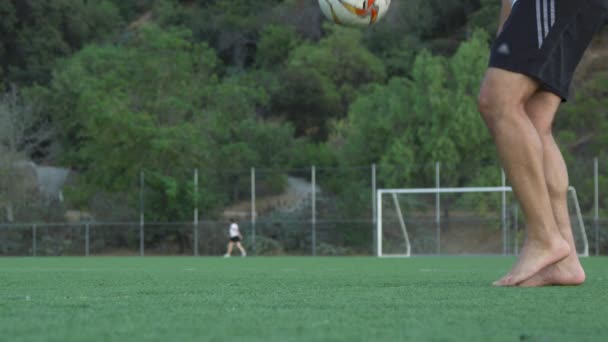 Tirador medio de hombre descalzo jugando con pelota de fútbol — Vídeo de stock