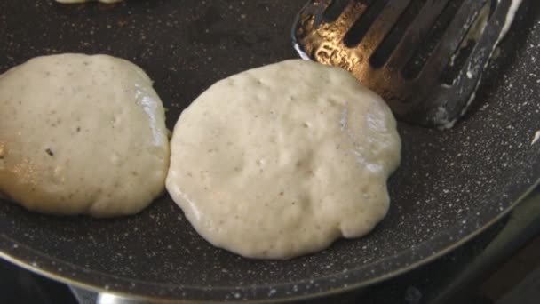 Mouvement lent des crêpes cuites et mises dans une casserole — Video