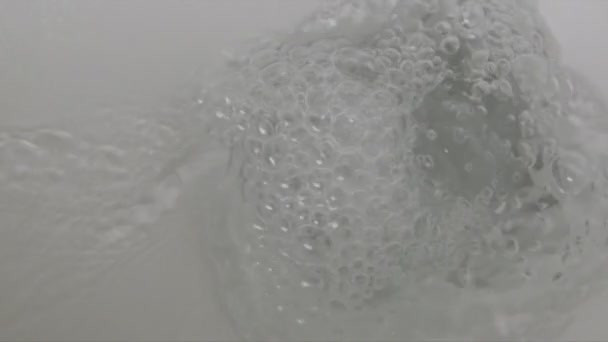 Nahaufnahme von sauberem Wasser in der Toilettenschüssel, während es gespült wird — Stockvideo