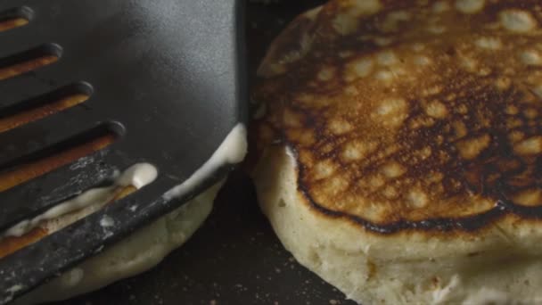 Panqueques cocidos y vueltos con espátula — Vídeos de Stock