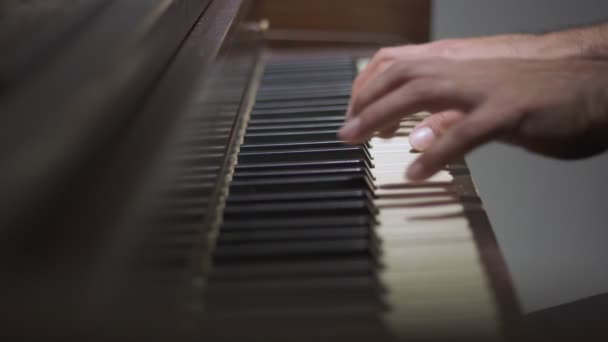 Närbild av händer som spelar piano — Stockvideo