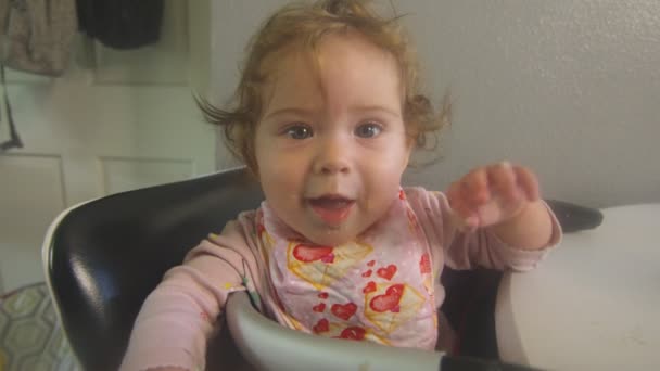 A baba etetés közben a kamerához nyúl. — Stock videók
