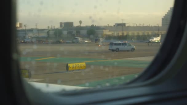 Vista a través de la ventana desde el interior del avión en movimiento en la pista — Vídeos de Stock