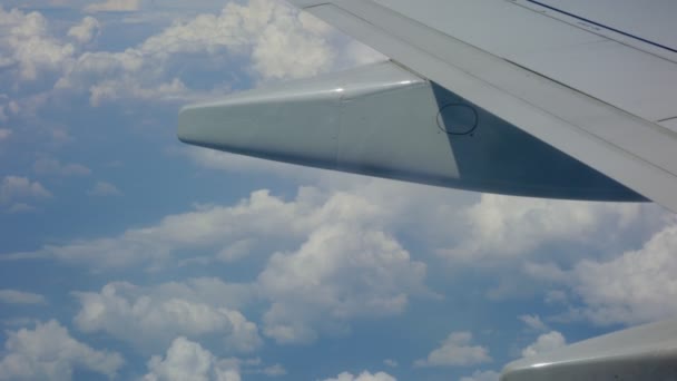 Vista del ala de nubes y aviones desde el interior del avión — Vídeos de Stock