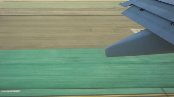Вид крила літака під час руху літака на злітно-посадковій смузі — стокове відео