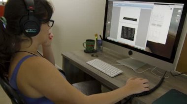 Corona virüsü karantinası sırasında bilgisayarda çalışan bir kadın.