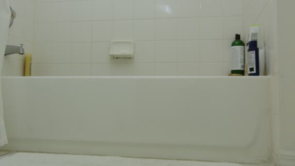 Медленное движение в сторону от ванны — стоковое видео