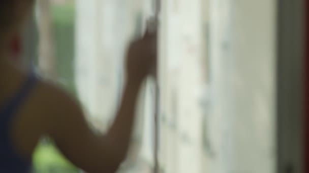 Mujer limpiando ventanas durante cuarentena — Vídeos de Stock