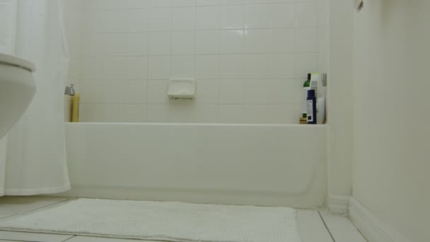 Медленное движение в сторону ванны — стоковое видео