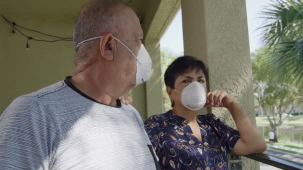 Casal de idosos olhando um para o outro usando máscaras durante a quarentena — Vídeo de Stock