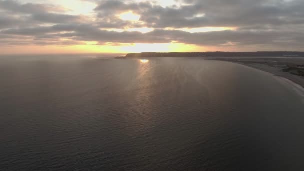 Luchtfoto van de oceaan in San Diego, CA tijdens zonsondergang — Stockvideo