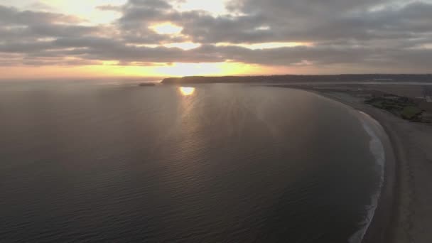 Flygfoto över stranden i San Diego, CA under solnedgången — Stockvideo