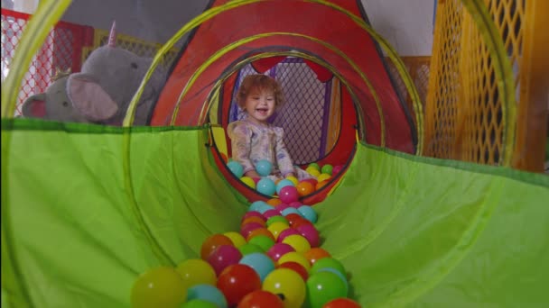 Zeitlupe eines kleinen Mädchens, das in einer Kugelgrube spielt — Stockvideo