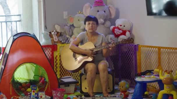 Abuela tocando la guitarra por los niños juguetes — Vídeos de Stock