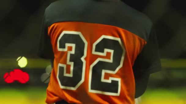 Schot van achteren van een honkbalspeler tijdens een wedstrijd — Stockvideo