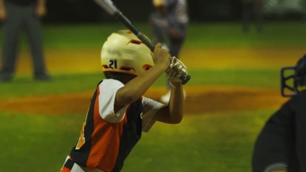 Slow motion av smet slå bollen och kör till första basen vid baseball spel — Stockvideo