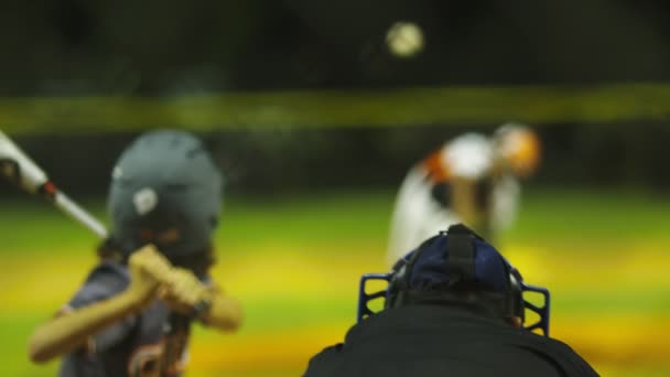 Tiro por trás do árbitro do arremessador jogando um strike no jogo de beisebol — Vídeo de Stock