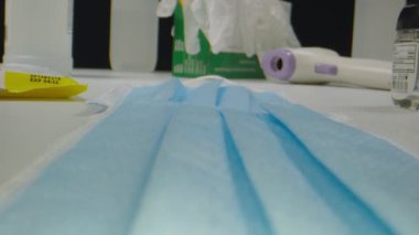 Makro yüz maskesi ile eldivenlere ve termometreye doğru ateş etti.