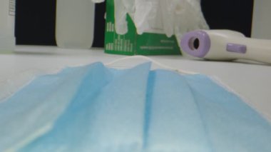 Makro çekim koruyucu ekipman ve dezenfektanlardan uzaklaşıyor.