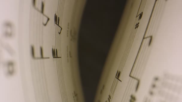 Macro tourné à travers des notes de musique à l'intérieur du livre de musique — Video