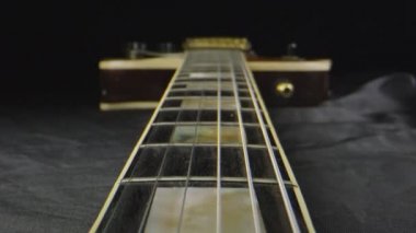 Makro yere serilmiş elektro gitarı vurdu.