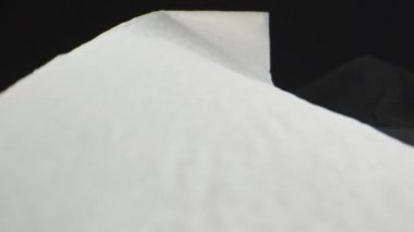 Makro, hareket eden tuvalet kağıdı çarşaflarını vurdu.