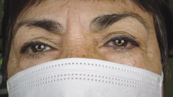 年长妇女戴防护口罩时的眼睛 — 图库视频影像