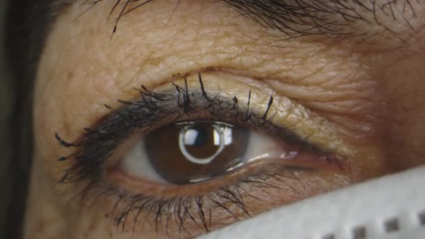 Detailní záběr na starší ženy oči při nošení masky — Stock video