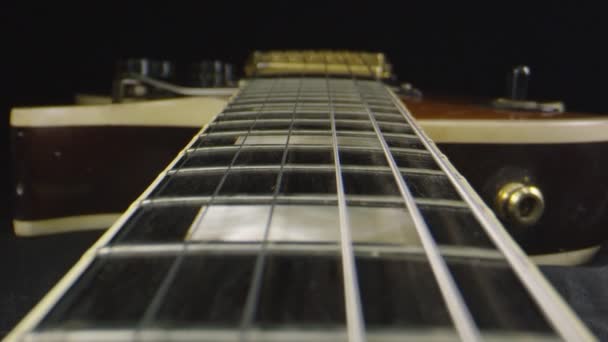 Macro tiro de guitarra elétrica bonita — Vídeo de Stock