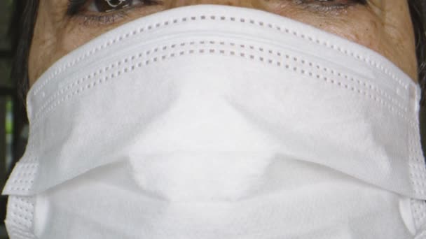 Naklonit se záběr starší ženy tvář při nošení ochranné masky obličeje — Stock video