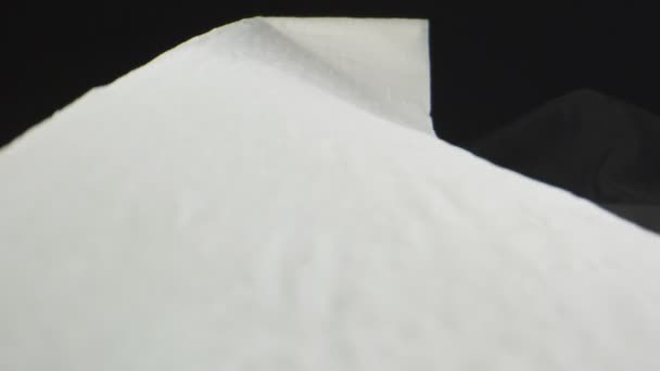 Makro záběr přes pohyblivé listy toaletního papíru — Stock video