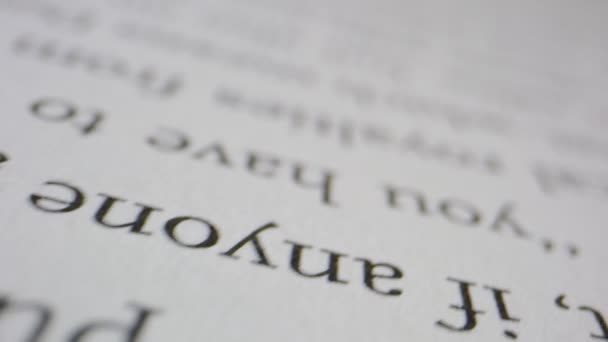 Macro shot se déplaçant à travers les mots dans le livre d'édition musicale 