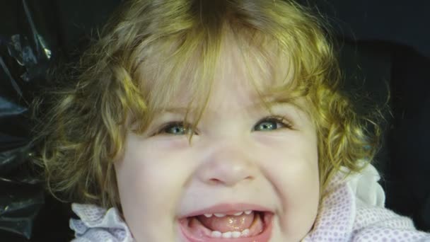 美丽的女婴慢吞吞地对着镜头笑 — 图库视频影像