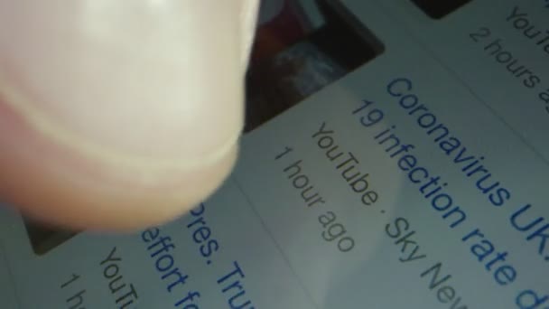 Macro close-up de dedo rolando sobre Corona vírus artigos no telefone — Vídeo de Stock