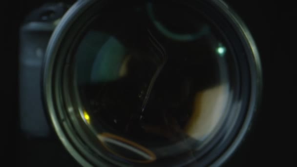 Macro filmou câmera DSLR com solo preto — Vídeo de Stock