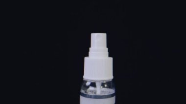 Makro atış dezenfektan spreyine doğru gidiyor.