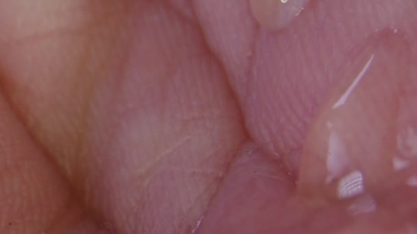 Macro close-up tiro de desinfetante caindo na mão — Vídeo de Stock