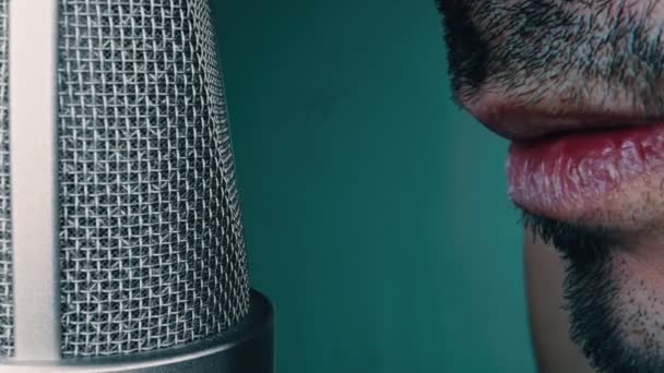 Макро крупним планом знімок людини, що співає в мікрофоні — стокове відео
