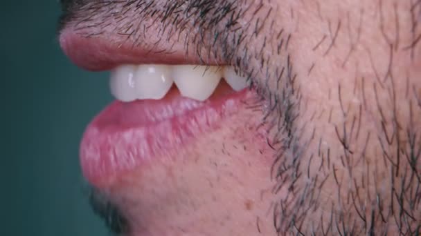 Macro gros plan au ralenti des hommes bouche pendant qu'il chante — Video