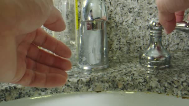Макрозйомка рук чоловіка, які миють — стокове відео