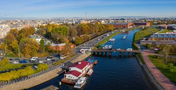 Arial drone panoramisch uitzicht op St. Peterburg. Brug tussen Petrograd en Hare Island. Sankt Peterburg. Istorisch centrum. Bruggen Architectuur van Rusia — Stockfoto