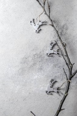 Doğal ahşap süslemeli Noel tatili geçmişi. Uzayı kopyala, üst görünüm. Sıfır israf Noel kavramı