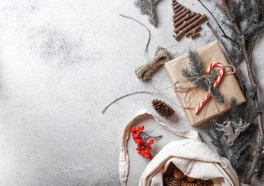 Sıfır Noel konsepti. Doğal Noel süslemesi ve el yapımı plastik olmayan hediyeler. Düz yatış, üst görünüm.