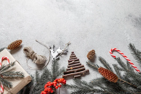 Zero conceito de Natal desperdício. Natural Chirsmas decoração e mão artesanal presentes sem plástico. Deitado plano, vista superior. — Fotografia de Stock