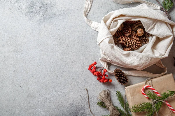 Zero conceito de Natal desperdício. Natural Chirsmas decoração e mão artesanal presentes sem plástico. Deitado plano, vista superior. — Fotografia de Stock