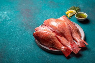 Mavi arka planda taze kırmızı levrek. Üst görünüm, alanı kopyala